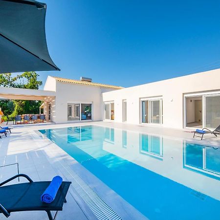 Villa Ami, Roda, Corfu: 10 Guests, Heated Pool, Private Mini Golf, Pool Table & More!! מראה חיצוני תמונה