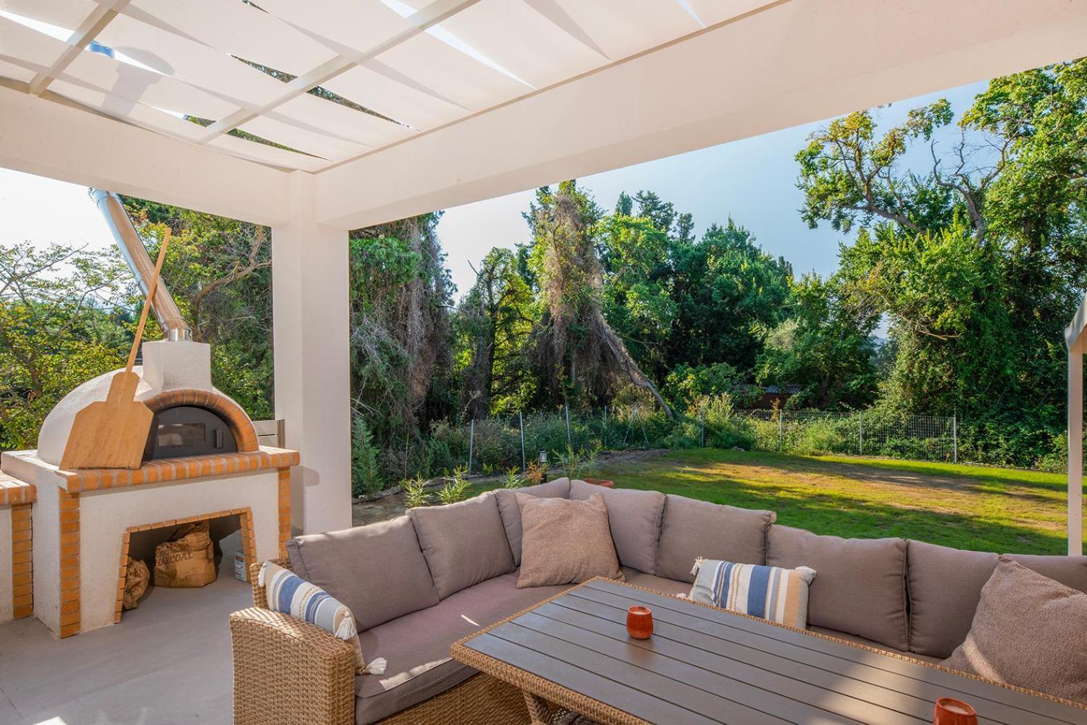Villa Ami, Roda, Corfu: 10 Guests, Heated Pool, Private Mini Golf, Pool Table & More!! מראה חיצוני תמונה